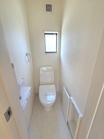 新築　桐生第27相生町　1号棟　Livele Garden.Sのトイレ|現地写真　トイレは洗浄機能付きです！壁面収納も嬉しいですね♪