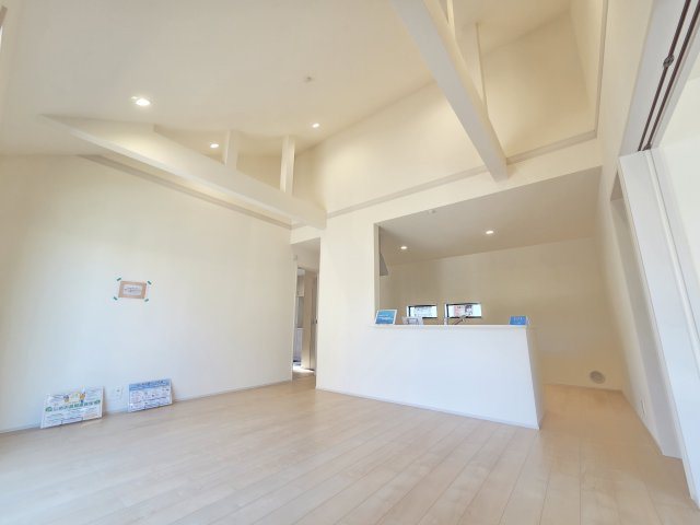 新築　桐生第27相生町　1号棟　Livele Garden.Sの居間・リビング|現地写真　吹き抜け天井で開放的なリビング！梁もクロス巻きにしており一体感ある内装に！アイランドキッチンでより開放的に！