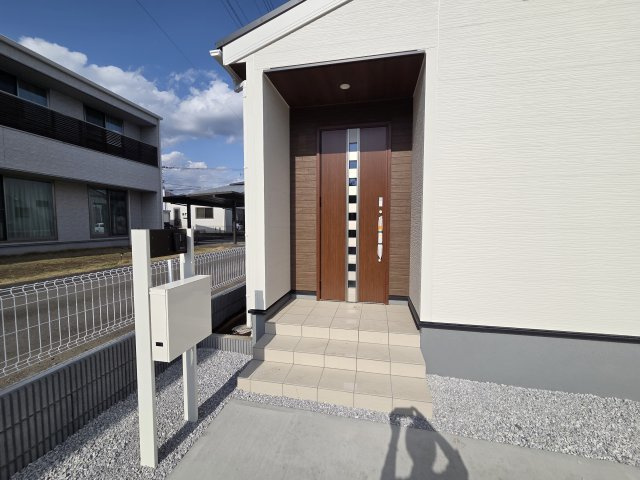 新築　桐生第27相生町　1号棟　Livele Garden.Sの玄関|現地写真　TVモニター付きドアホンはポストと一体型！