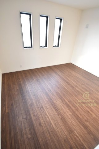 リーブルガーデン  大洗町五反田　3期　1の洋室|フローリングなので重い家具も置けます。全居室にたっぷりの収納も配備されております。