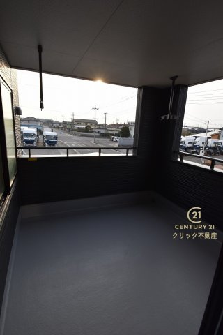 リーブルガーデン  大洗町五反田　3期　1のバルコニー|インナーバルコニーは洗濯物外干し派の強い味方！天気が変わりやすい季節の外出も安心です。外出が難しい日に出るだけでも気分転換になる、嬉しいスペースです。