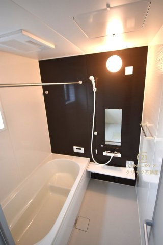 リーブルガーデン  大洗町五反田　3期　1の浴室|浴槽への出入りが安全な低床タイプのユニットバスです。洗い場は滑りにくい速乾床ですので、お子様やご高齢の方にも安心です。自動お湯張りに追焚機能付きのオートバスです。