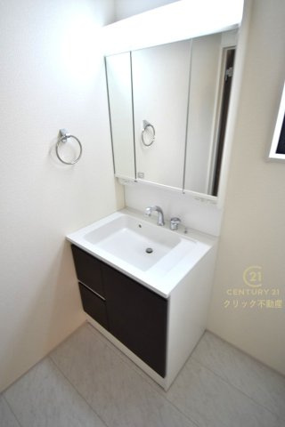 リーブルガーデン  大洗町五反田　3期　1の独立洗面台|見た目の美しさだけではなく、機能性も追求した使い勝手の良い独立洗面化粧台。
身だしなみチェックや歯磨きなど、朝の慌ただしい時間でも余裕を感じていただけます。