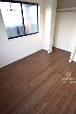 リーブルガーデン  大洗町五反田　3期　1の洋室|折戸を開くと壁面クローゼット。衣類が横一列に並ぶためひと目で洋服が選びやすい！衣類をたくさんお持ちの方もスッキリ片付きます♪