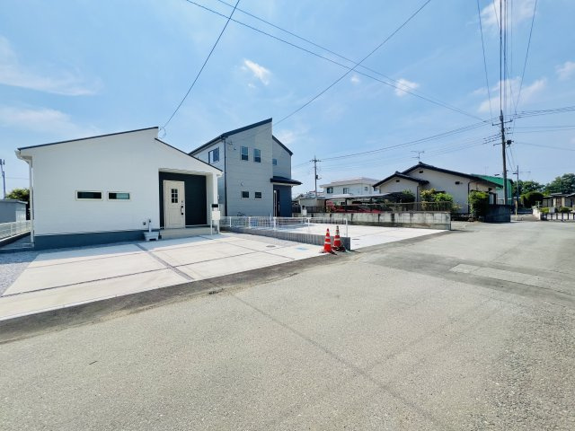 桐生相生町の前面道路含む現地写真|間口も広く駐車も楽々♪