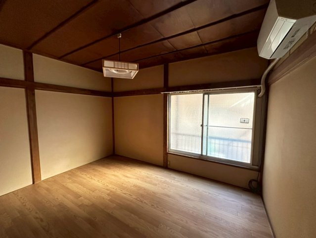 福島アパートの洋室