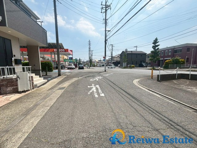 新築戸建　高座郡寒川町一之宮2丁目の前面道路含む現地写真|前面道路約8.8ｍで、人や車の出入りがしやすいゆとりがございます。