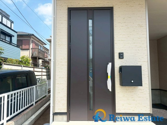 新築戸建　高座郡寒川町一之宮2丁目の玄関|閑静な住宅地に堂々と佇む家。毎日の帰宅が楽しみになる住まいです。