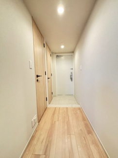 【玄関】 | パークタワー東中野グランドエア | 明るい玄関。玄関ドアのカギは施錠・解錠がハンズフリー対応仕様になっております。