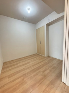 【洋室】 | パークタワー東中野グランドエア | 約4.0帖の洋室。ワークスペース等、自由に形を変える余白のある部屋。