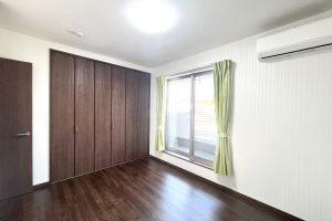 【寝室】 | 東大阪市花園東町1丁目 | 【2階：洋室6.1帖】クローゼット完備♪バルコニーに面したお部屋です☆