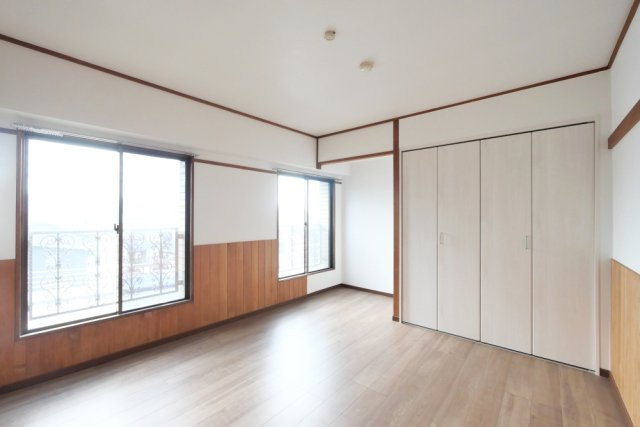 西都ビルの洋室