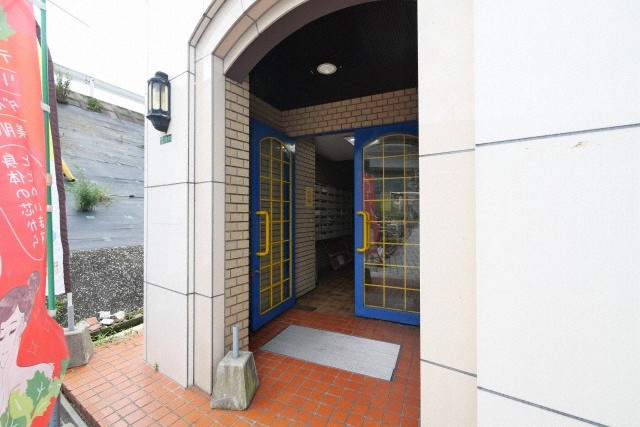 西都ビルのエントランス