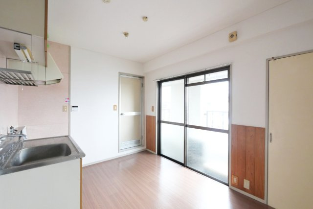 西都ビルの居間・リビング