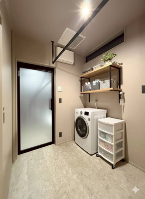 【脱衣所】 | ガーデンヒルズ内野5 | 6号地モデルハウス
約2.1帖のゆったりとした脱衣室。朝の混雑時や、お子様との入浴前後でもスムーズに動ける広さです。