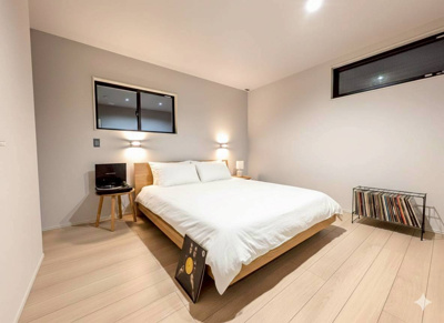 【洋室】 | ガーデンヒルズ内野5 | 6号地モデルハウス
主寝室は、ゆとりある7帖の広さを確保。柔らかな間接照明が、一日の終わりにふさわしい穏やかで上質なリラックスタイムを演出します。