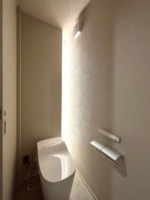 【トイレ】 | ガーデンヒルズ内野5 | 6号地モデルハウス
トイレには、流すたびに泡でお掃除してくれる『アラウーノ』を採用。
タンクレストイレならではのスッキリとしたデザインが、空間をより広く、清潔に保ちます。