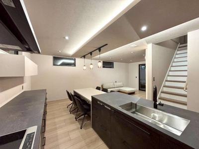 【キッチン】 | ガーデンヒルズ内野5 | 6号地モデルハウス
リビング階段を採用しているため、ご家族が自然と顔を合わせる機会が増え、かけがえのない時間を過ごせます。