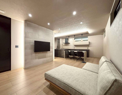 【居間・リビング】 | ガーデンヒルズ内野5 | 6号地モデルハウス
壁掛けテレビ対応の下地を完備。テレビ台を置く必要がないため、21帖の大空間リビングをより広く、スタイリッシュに活用いただけます。