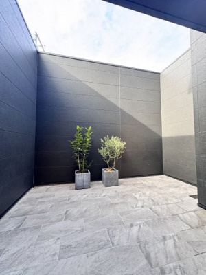 【バルコニー】 | ガーデンヒルズ内野5 | 6号地モデルハウス　コートハウス
太陽光を美しく反射する大判タイル。昼間は降り注ぐ陽光が中庭いっぱいに広がり、LDKまで明るく開放感あふれる空間へと導きます。