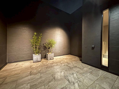 【バルコニー】 | ガーデンヒルズ内野5 | 6号地モデルハウス
光を美しく反射する大判タイル。
夜には間接照明に照らされ、さらに幻想的で高級感あふれる中庭へと表情を変えます。