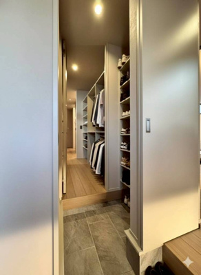 【玄関】 | ガーデンヒルズ内野5 | 6号地モデルハウス
玄関からウォークインクローゼット、ファミリークローゼットへと繋がる機能的な動線を確保。帰宅後の身支度がスムーズに完結し、暮らしを整える設計です。