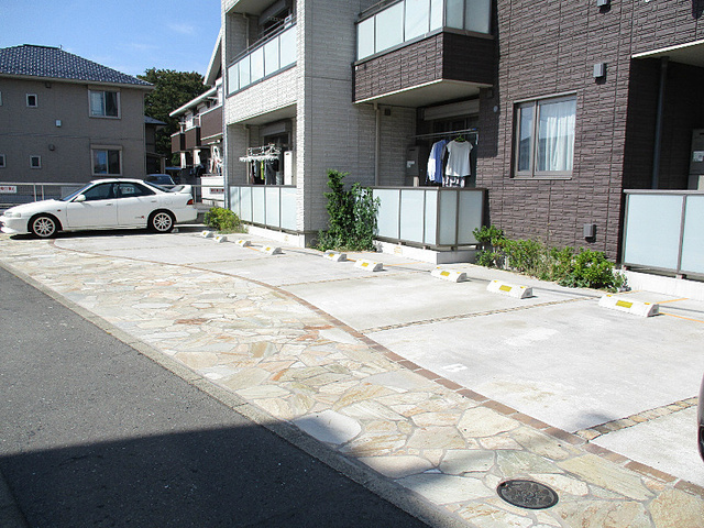 グラシュー湘南IIの駐車場
