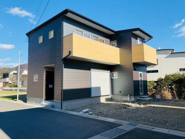 高知市朝倉丙F号地 新築一戸建ての外観|南向きの大きな窓から陽光が差し込む明るいリビング。外観デザインにもこだわった全室快適な住まい。