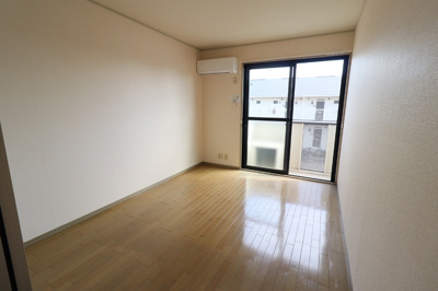 【居間・リビング】 | グリーンハイツ Ⅰ | リビング全景（エアコン付）