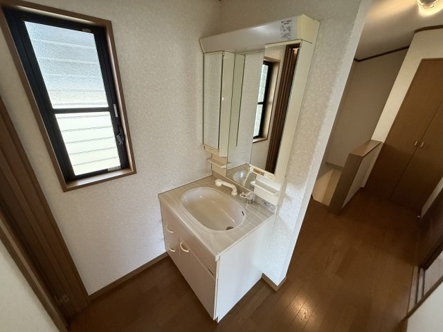 緑町6丁目中古戸建の独立洗面台|2Ｆ洗面台