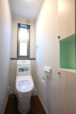 厚木市三田南２丁目二世帯住宅のトイレ|【各階に完備されたトイレ】
温水洗浄便座を標準装備しており、毎日快適にご使用いただけます。朝の身支度時間の混雑ストレスがありません。生活リズムの重なりを気にせず、それぞれが快適に過ごせる配慮です。
