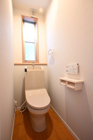 厚木市三田南２丁目二世帯住宅のトイレ