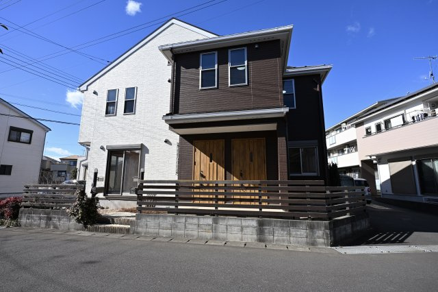 厚木市三田南２丁目二世帯住宅の外観|【陽光あふれる開放的な角地】
２方向の道路に面した角地で陽当りと通風が良好です！玄関ドアが２つで２世帯がお互いのプライバシーを保ちながら気兼ねなく暮らせる設計。