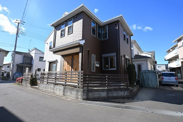 厚木市三田南２丁目二世帯住宅の外観|【陽当り良好なリフォーム済外観】
閑静な開発分譲地内に佇む２階建、２０２６年１月外装リフォーム完了済です。南向きで明るくご家族をお迎えします。