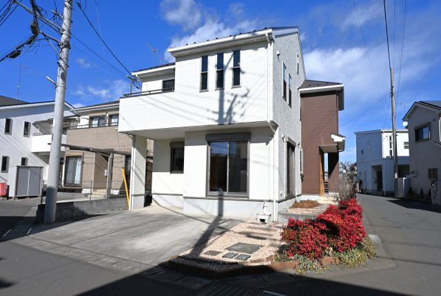 厚木市三田南２丁目二世帯住宅の外観|【駐車２台可能なカースペース】
敷地内に車２台分の駐車スペースを確保！世帯それぞれのマイカー通勤も可能。雨の日の保育園の送迎、週末の家族ドライブも快適になります。