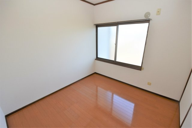 津口ハイツの洋室