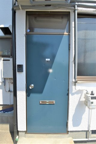 津口ハイツの玄関