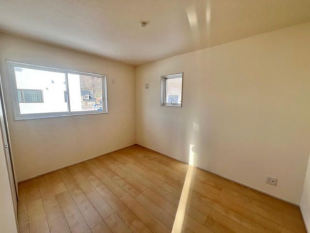 盛岡市下米内１丁目の洋室|木本来の色味を生かした温もりあるフローリングです。