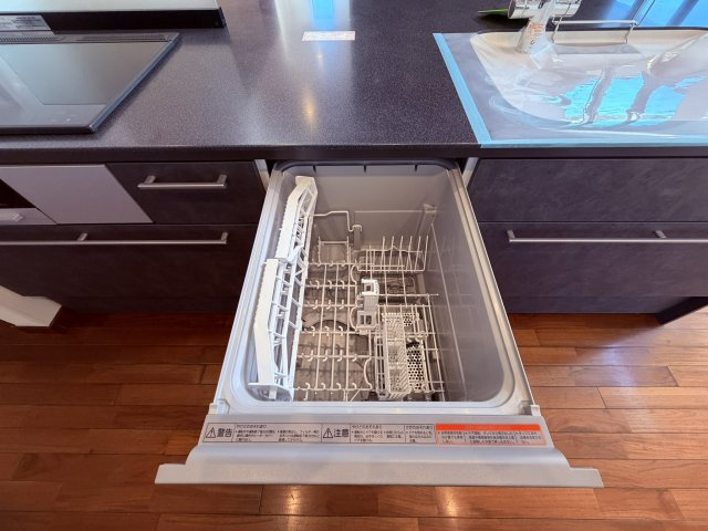 【キッチン】 | 杉並区今川４丁目　中古戸建て | 家事の負担を軽減する、便利な食洗機付きで片付けもスムーズに