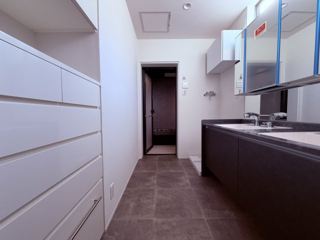 【洗面所】 | 杉並区今川４丁目　中古戸建て | 毎日使うものをすっきり収められる収納豊富な洗面室