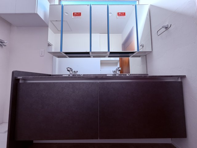 【洗面所】 | 杉並区今川４丁目　中古戸建て | 忙しい朝や帰宅後も混み合わず、快適に使える洗面2ボウル