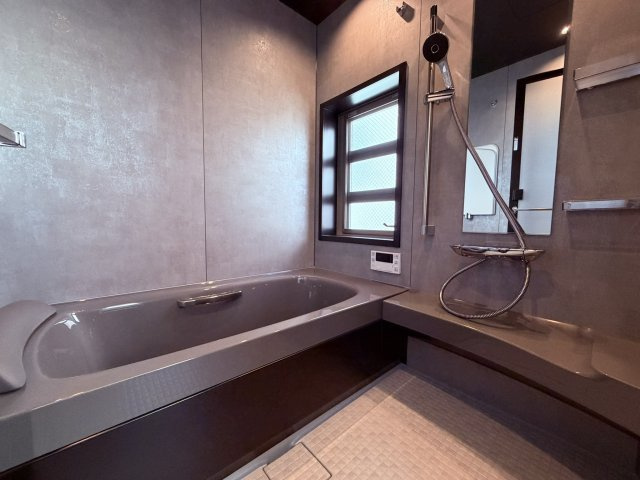 【浴室】 | 杉並区今川４丁目　中古戸建て | ゆとりある浴槽で、くつろぎの時間を楽しめる浴室を備えています