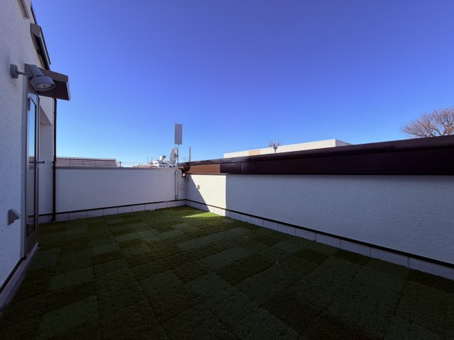 【バルコニー】 | 杉並区今川４丁目　中古戸建て | 空を身近に感じられる、開放感あふれるルーフバルコニー