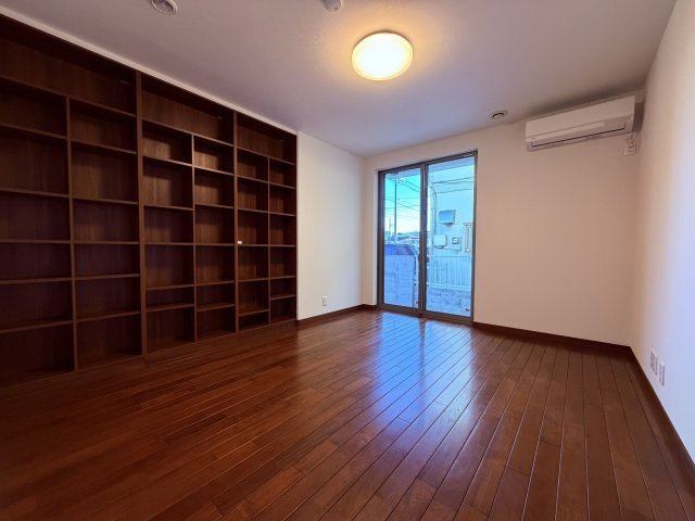 【洋室】 | 杉並区今川４丁目　中古戸建て | 採光に配慮し、心地よく過ごせるプライベート空間を叶えます