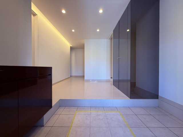 【玄関】 | 杉並区今川４丁目　中古戸建て | 家の顔として、清潔感と落ち着きを大切にした玄関空間です