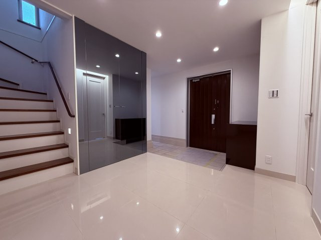 【玄関】 | 杉並区今川４丁目　中古戸建て | 明るさと収納に配慮した玄関は毎日の出入りを気持ちよくサポート