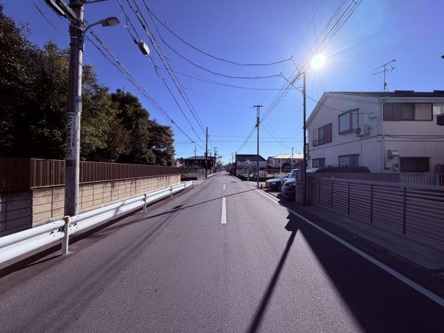 【前面道路含む現地写真】 | 杉並区今川４丁目　中古戸建て | ゆとりある広さの前面道路でお車も運転しやすく安心です