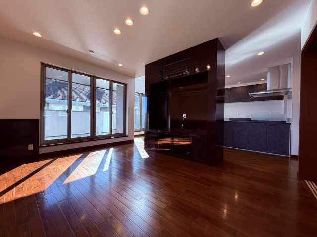 【居間・リビング】 | 杉並区今川４丁目　中古戸建て | やわらかな光に包まれたLDKは、食事もくつろぎもひとつながり