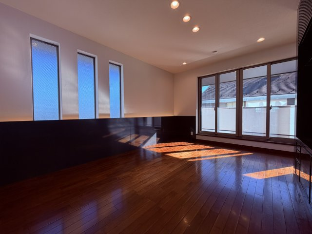 【居間・リビング】 | 杉並区今川４丁目　中古戸建て | ゆとりある広さを確保し、家族と自然とつながる心地よい空間