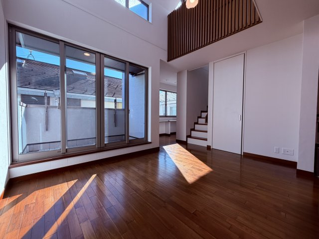 【居間・リビング】 | 杉並区今川４丁目　中古戸建て | 採光に配慮したLDKは明るく開放的に♪素敵な時間を過ごせます